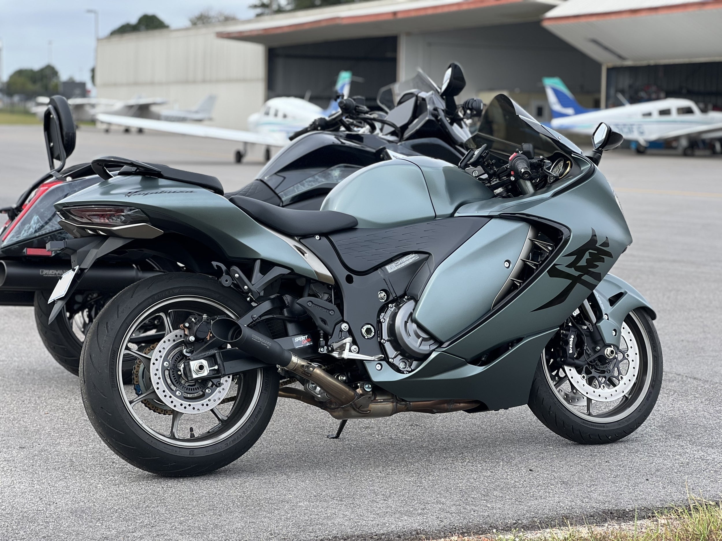 Suzuki Hayabusa 2025 shorty exhausts installed side view
